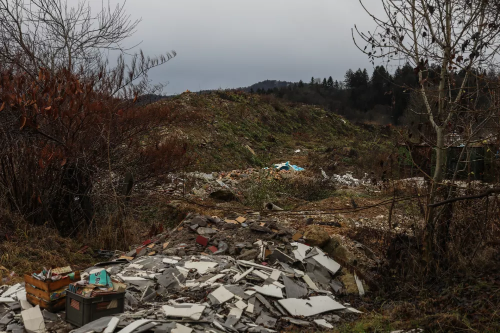 - 20.12.2024. - Kup odpadne zemlje ob zemlji&scaron;ču ex Hotela Stil v Dobrunjah.//FOTO: Bojan Velikonja