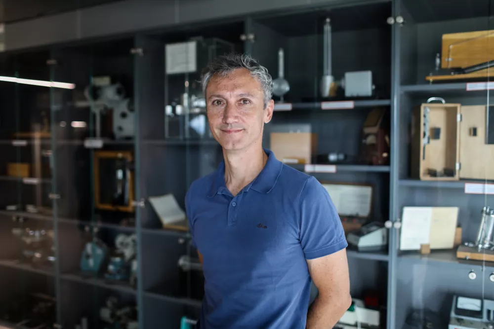 - Bojan &Scaron;arac, vodja poletne &scaron;ole kemije,- 02.07.2026. - Poletna &scaron;ola kemije na Fakulteti za kemijo. Fakulteta za kemijo.//FOTO: Bojan Velikonja / Foto: Bojan Velikonja