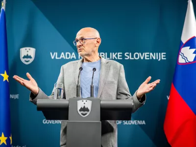 Ljubljana, vlada.Novinarska konferenca pred osrednjo drzavno slovesnostjo ob 35. obletnici samostojnosti in neodvisnosti Republike Slovenije.Predsednik Koordinacijskega odbora za drzavne proslave in prireditve Jelko Kacin.