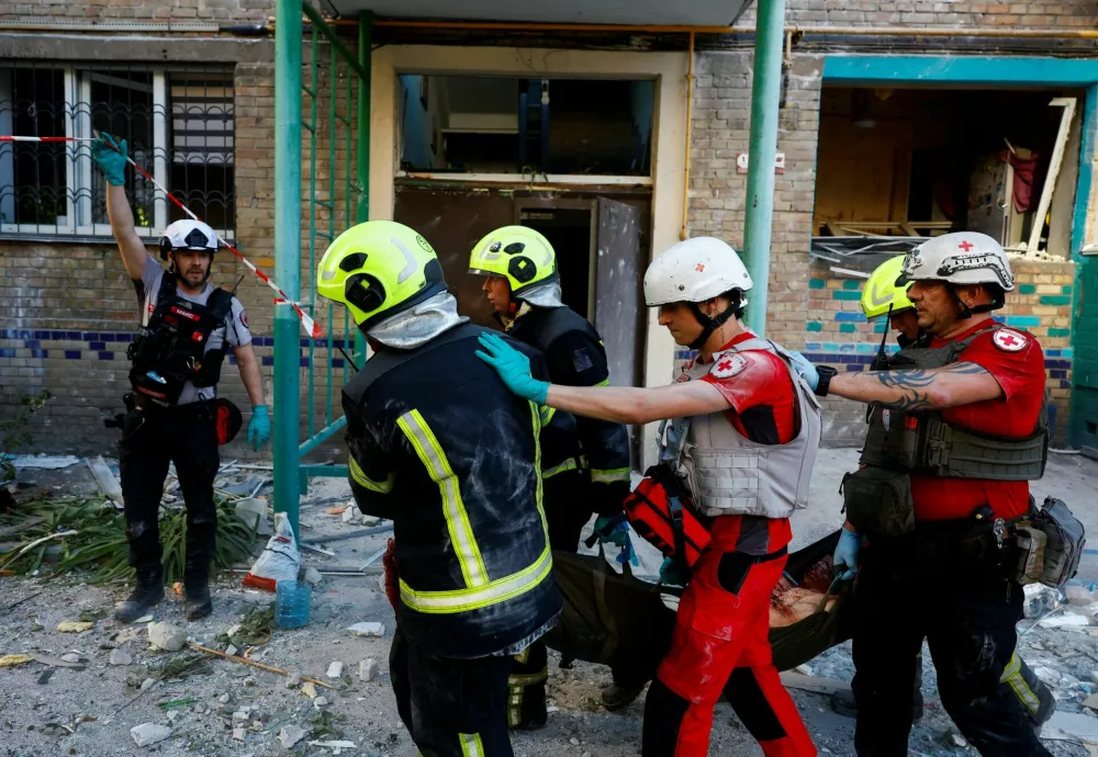 Volunteers, paramedics and rescuers carry an injured resident, at the site of an apartment building damaged during overnight Russian missile and drone strikes, amid Russia's attack on Ukraine, in Kyiv, Ukraine, July 2, 2026. REUTERS/Valentyn Ogirenko