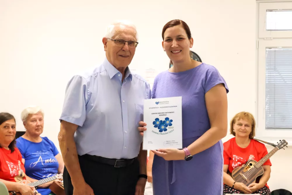 Franci Gerbec, član upravnega odbora dru&scaron;tva Spominčica &ndash; Alzheimer Slovenija in Monika Mav, vodja Centra dnevnih aktivnosti Domžale. Foto: Občina Domžale