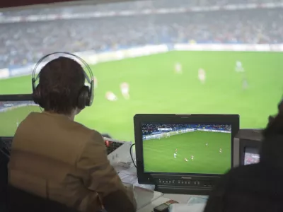 Včasih si človek zaželi, da bi imel poseben gumb, s katerim bi uti&scaron;al komentatorja in poslu&scaron;al zgolj zvoke s stadiona. / Foto: Profimedia