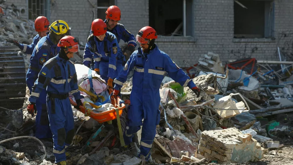 Rescuers carry the body of a killed person found under debris of an apartment building damaged during overnight Russian missile and drone strikes, amid Russia's attack on Ukraine, in Kyiv, Ukraine July 2, 2026. REUTERS/Valentyn Ogirenko   TPX IMAGES OF THE DAY