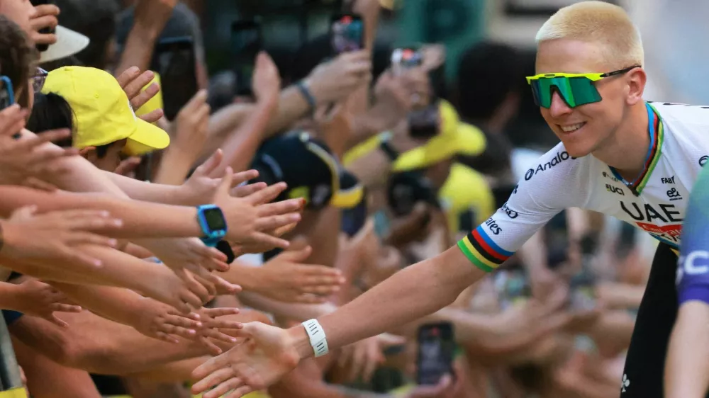 Cycling - Tour de France - Previews - Hospital Sant Pau, Barcelona, Spain - July 2, 2026 UAE Team Emirates XRG's Tadej Pogacar with the spectators during the presentation REUTERS/Stephanie Lecocq   TPX IMAGES OF THE DAY