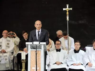 Kocevski Rog, brezno pod Macesnovo gorico.Spominska slovesnost in masa ob 30. obletnici prve spravne slovesnosti v Kocevskem Rogu.Slovesnosti se je udelezil tudi premier Janez Jansa. / Foto: Daniel Novakovic/sta