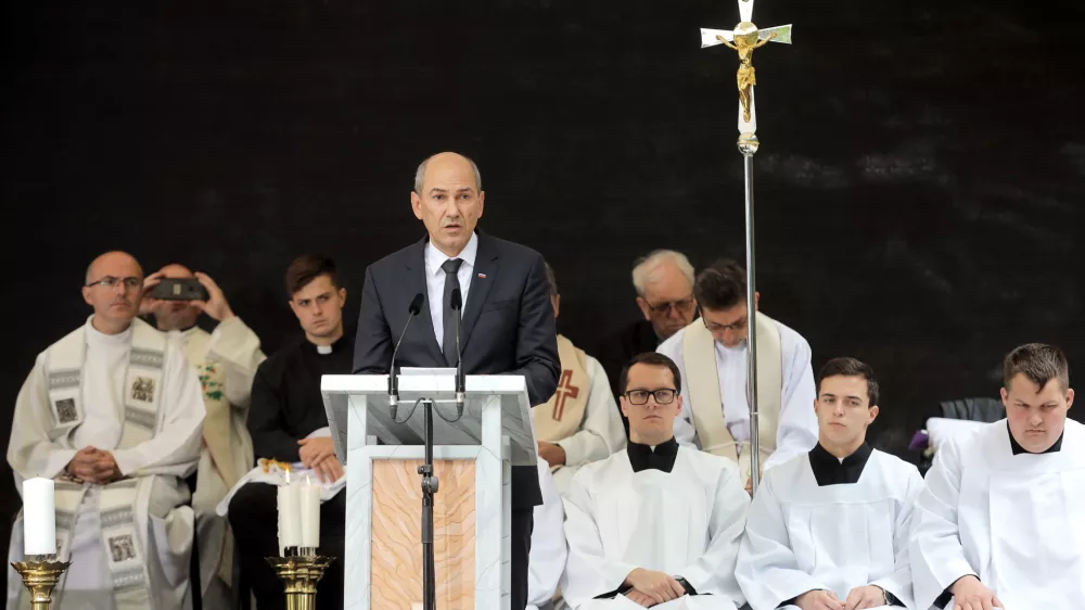 Kocevski Rog, brezno pod Macesnovo gorico.Spominska slovesnost in masa ob 30. obletnici prve spravne slovesnosti v Kocevskem Rogu.Slovesnosti se je udelezil tudi premier Janez Jansa. / Foto: Daniel Novakovic/sta