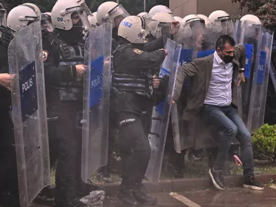Turčija: Aretacije, uničevanje opozicije in dvorjenje Kurdom