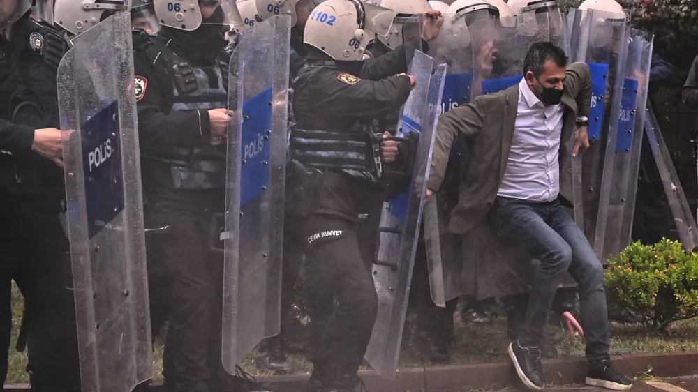 Turčija: Aretacije, uničevanje opozicije in dvorjenje Kurdom