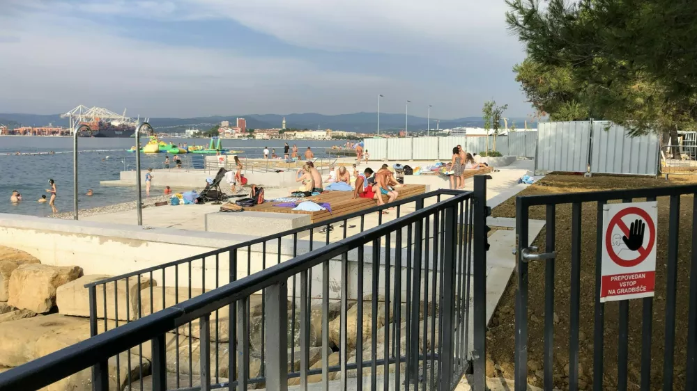 Plaža v Žusterni delno odprta