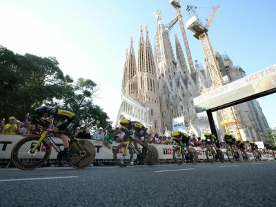 Cycling - Tour de France - Stage 1 - Barcelona to Barcelona - Barcelona, Spain - July 4, 2026 General view of Basilica of the Sagrada Familia as Team Visma | Lease a Bike cyclists are seen in action during stage 1 REUTERS/Bruna Casas