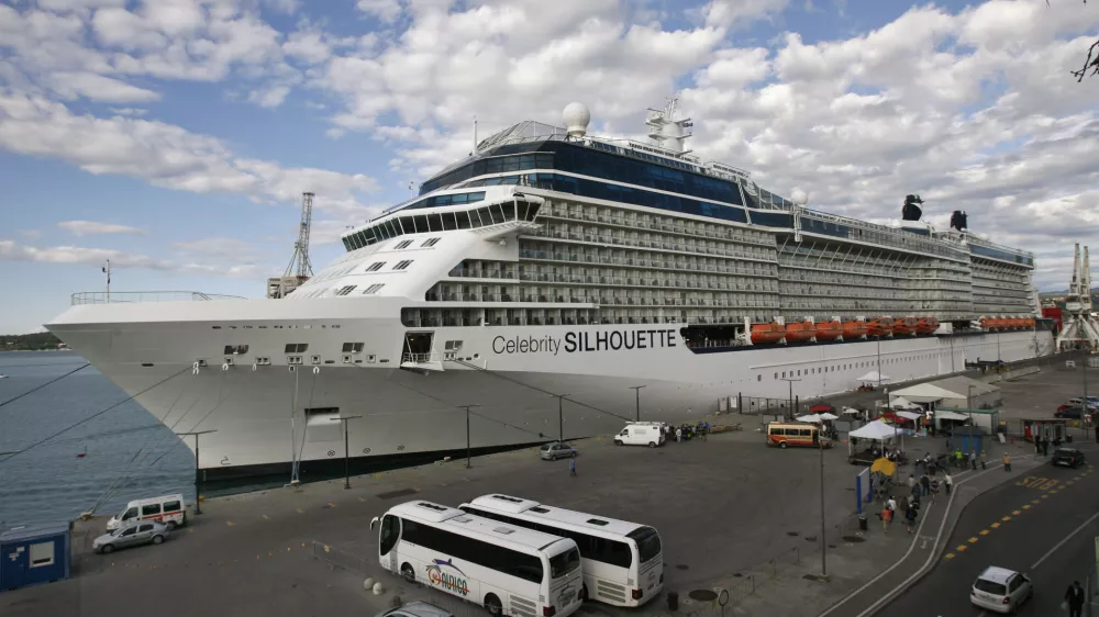 - Koper 2014 - potni&scaron;ka ladja Celebrity Silhouette v koprskem zalivu - križarka - //FOTO: Tomaž Skale