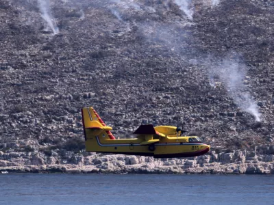 19.08.2021., Hvar - U pomoc vatrogascima stigli su i kanaderi koji gase pozar koji je nocas buknuo na Hvaru kod Starog Grada na rtu Kabal. Vatrogasci kazu da vatrena stihija ne ugrozava stambene objekte, a ocekuje se da ce biti lokaliziran tijekom dana. rPhoto: Ivo Cagalj/PIXSELL