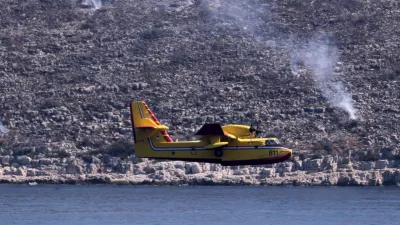 19.08.2021., Hvar - U pomoc vatrogascima stigli su i kanaderi koji gase pozar koji je nocas buknuo na Hvaru kod Starog Grada na rtu Kabal. Vatrogasci kazu da vatrena stihija ne ugrozava stambene objekte, a ocekuje se da ce biti lokaliziran tijekom dana. rPhoto: Ivo Cagalj/PIXSELL
