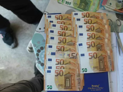 V hi&scaron;ni preiskavi so 70-letniku zasegli večjo količino droge in denarja.