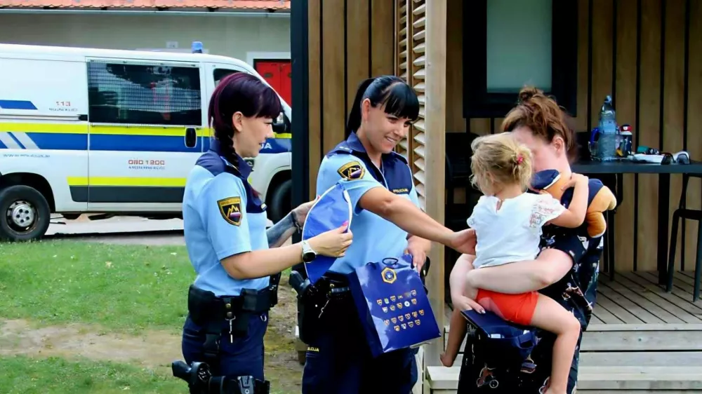 Policisti, gasilci, vodniki službenih psov, prostovoljci in tudi gosti iz kampa so iskali pogre&scaron;ano triletno deklico. 
