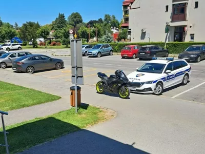 napačno parkiran motor pred policijsko postajo