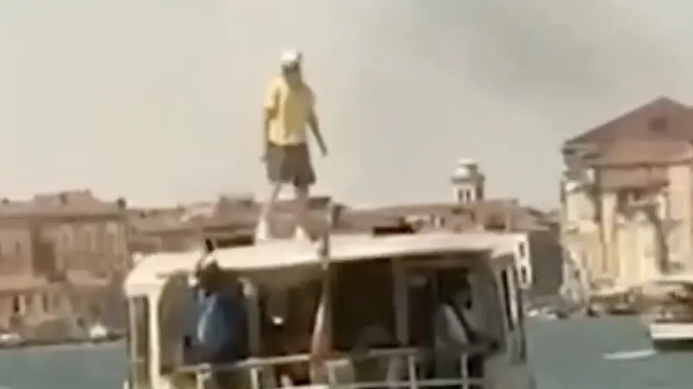 Turist na vodnem avtobusu.