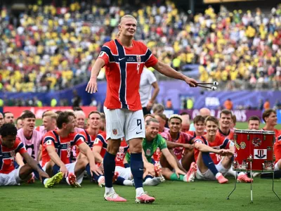 Soccer Football - FIFA World Cup 2026 - Round of 16 - Brazil v Norway - New York New Jersey Stadium, East Rutherford, New Jersey, U.S. - July 5, 2026 Norway's Erling Haaland with teammates celebrate after the match as Norway qualify for the quarter finals of the World Cup REUTERS/Dylan Martinez