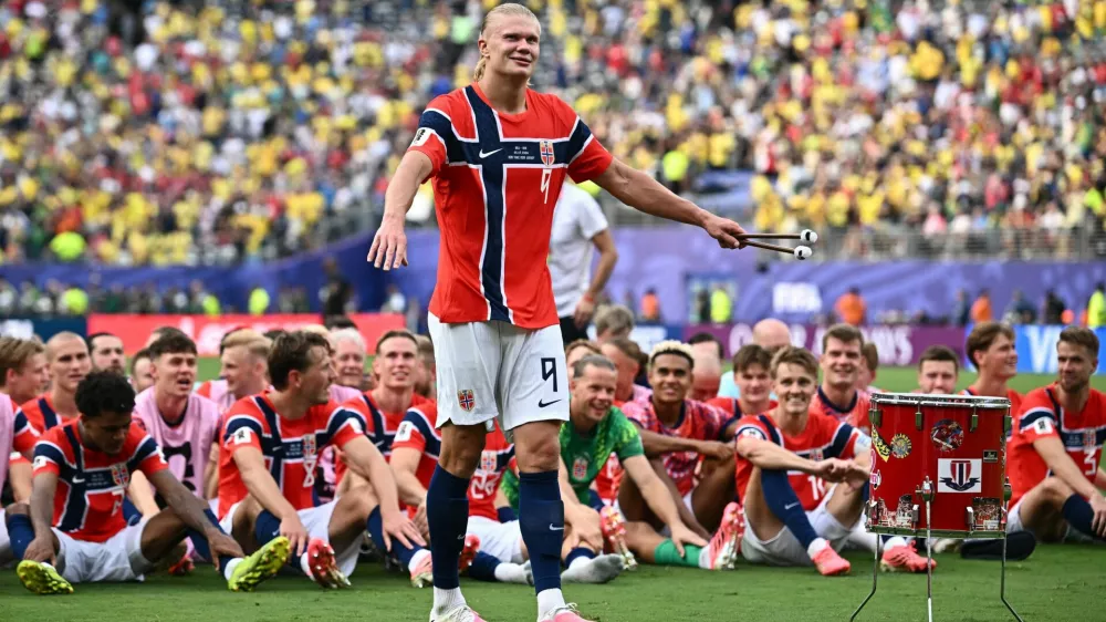 Soccer Football - FIFA World Cup 2026 - Round of 16 - Brazil v Norway - New York New Jersey Stadium, East Rutherford, New Jersey, U.S. - July 5, 2026 Norway's Erling Haaland with teammates celebrate after the match as Norway qualify for the quarter finals of the World Cup REUTERS/Dylan Martinez