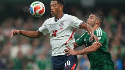 England's Jude Bellingham, left, tries to control the ball against Mexico's Erik Lira during the World Cup round of 16 soccer match between Mexico and England in Mexico City, Sunday, July 5, 2026. (AP Photo/Moises Castillo)