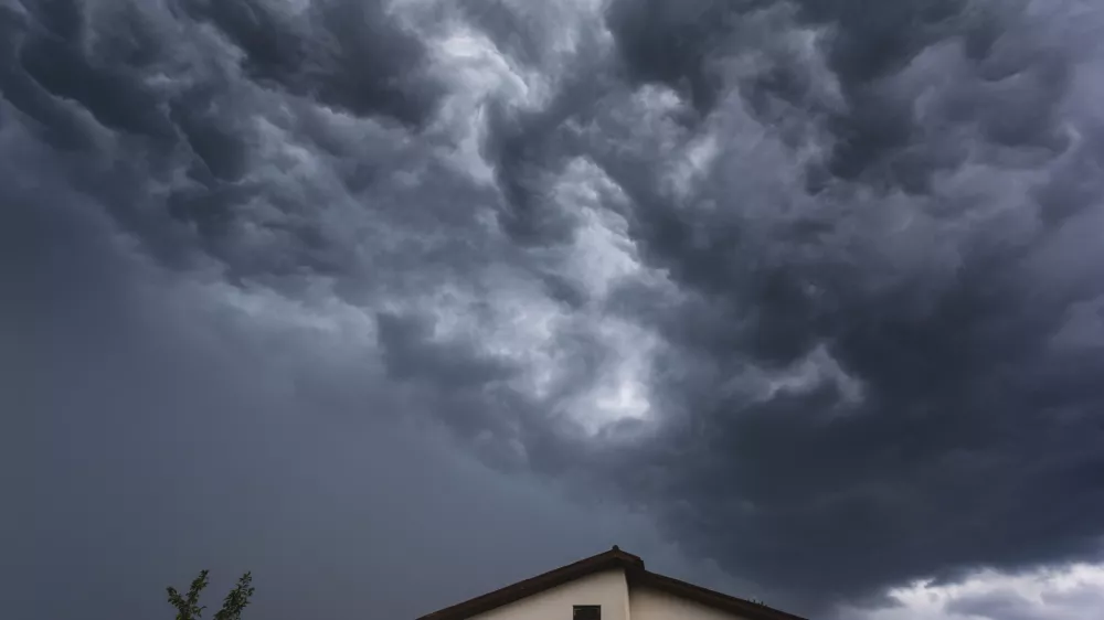 Po koncu vročine naj bi preobrat znova prinesel nevihte, morda celo s točo. Slika je simbolična.
