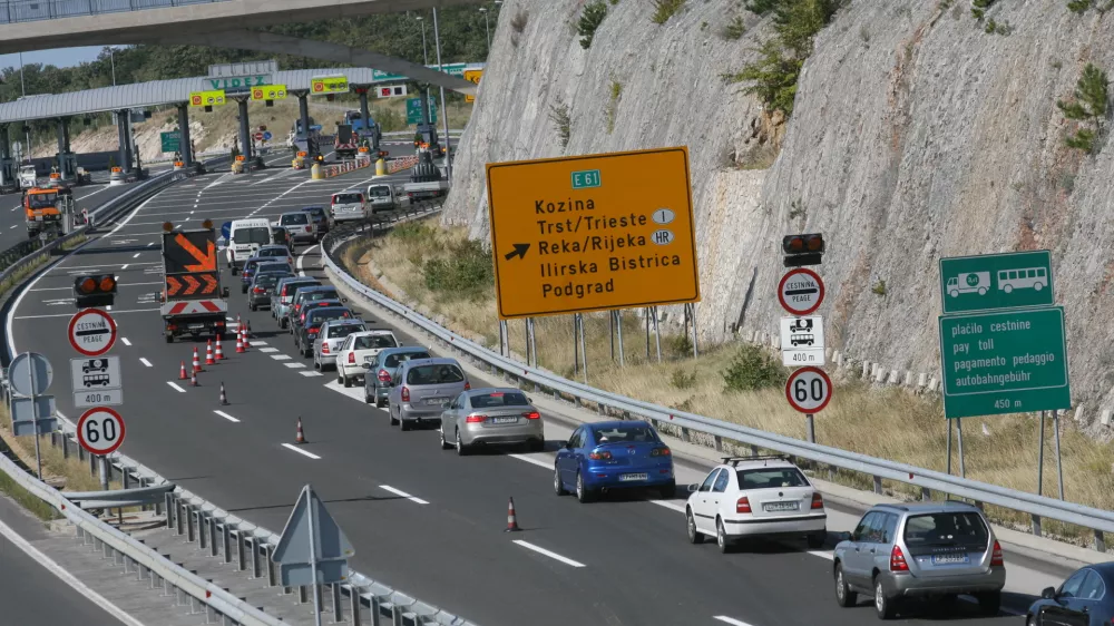 zaradi tehničnik težav zaprt predor Kastelec  - Primorska avtocesta - zaprt promet v obe smeri zaradi napak v krmilno nadzornih sistemih v predorih Dekani in Kastelec -   ///FOTO: Luka Cjuha