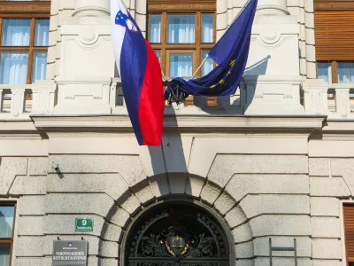 Roparji nad Ganca z brcami, pestmi, solzivcem in paralizatorjem