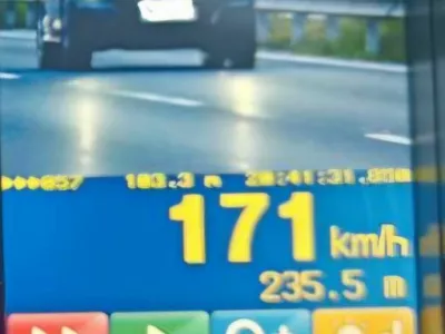 Voznik je po avtocesti divjal s hitrostjo 171 kilometrov na uro. 