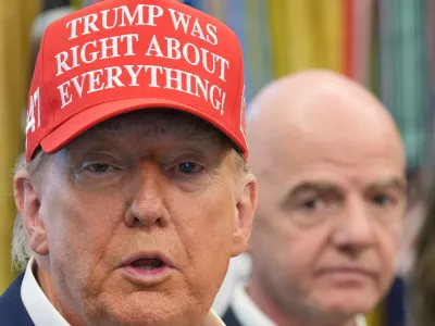 Donald Trump lani s predsednikom Fife Giannijem Infantinom in kapo, na kateri pi&scaron;e, da je imel Trump vedno prav v vsem. / Foto: AP