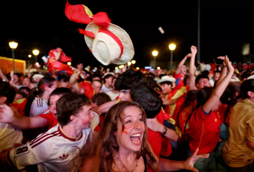 Soccer Football - FIFA World Cup 2026 - Round of 16 - Portugal v Spain - Fans gather in Pamplona - Pamplona, Spain - July 6, 2026 Spain fans celebrate in Madrid after Mikel Merino scores a goal REUTERS/Susana Vera