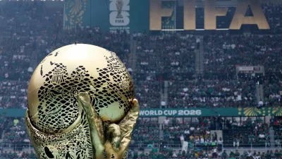Soccer Football - FIFA World Cup 2026 - Group A - Mexico v South Africa - Estadio Azteca, Mexico City, Mexico - June 11, 2026 General view of a replica World Cup trophy during the opening ceremony before the match REUTERS/Kai Pfaffenbach / Foto: Kai Pfaffenbach