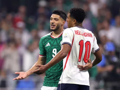 Soccer Football - FIFA World Cup 2026 - Round of 16 - Mexico v England - Estadio Azteca, Mexico City, Mexico - July 5, 2026 England's Jude Bellingham with Mexico's Raul Jimenez after Jarell Quansah is sent off after a VAR review REUTERS/Raquel Cunha