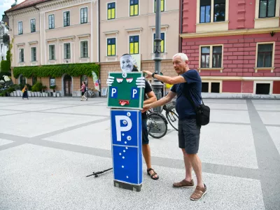 Ljubljana, Kongresni trg.Izjava za javnost ob spustu rumene zastave z ljubljanskega gradu v okviru referendumske akcije Pokazimo zupanu rumeni karton.