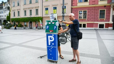 Ljubljana, Kongresni trg.Izjava za javnost ob spustu rumene zastave z ljubljanskega gradu v okviru referendumske akcije Pokazimo zupanu rumeni karton.