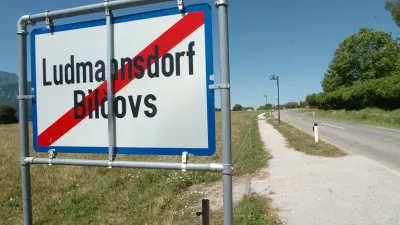 dvojezična tabla - Ludmannsdorf- dvojezično krajevno označevanje - - krajevne table razdelile slovensko manjšino -- Avstrijski parlament je zavrnil ustavni zakon o dvojezični topografiji na Koroškem , //FOTO: Tomaž SkaleOPOMBA: ZA OBJAVO V ČASOPISU DNEVNIK