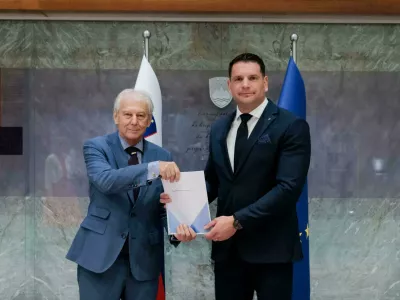 Predsednik Državnega zbora Zoran Stevanović je sprejel predsednika Fiskalnega sveta dr. Davorina Kračuna, ki je predsedniku Državnega zbora ob tej priložnosti predal letno poročilo.Foto: Matija Su&scaron;nik 