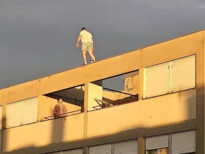 Turist na strehi v Splitu.