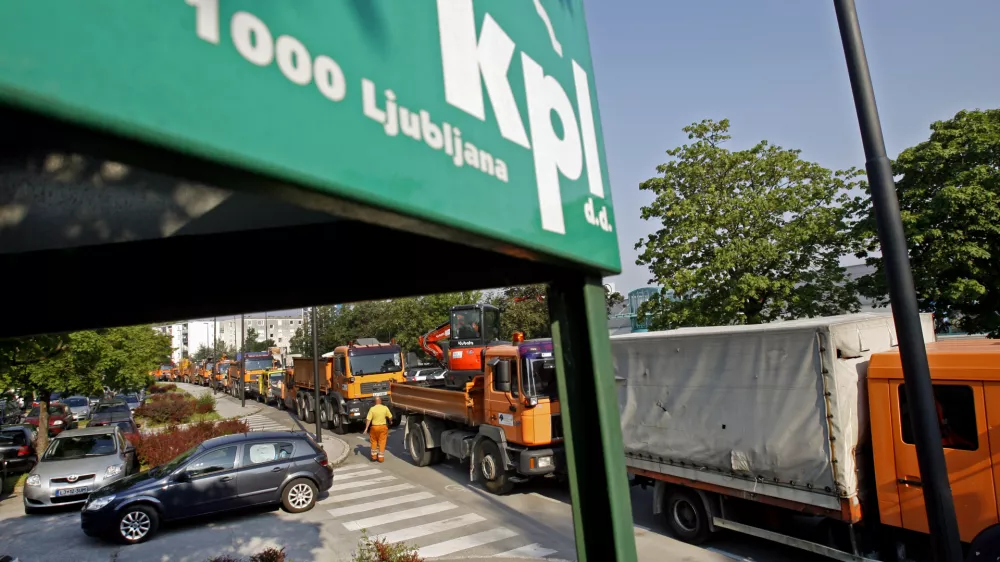 - Tbilisijska ulica - kamioni CPL (Cestno podjetje Ljubljana) točijo gorivo v podjetju KPL - Komunalno podjetje Ljubljana, //FOTO: Tomaž Skale