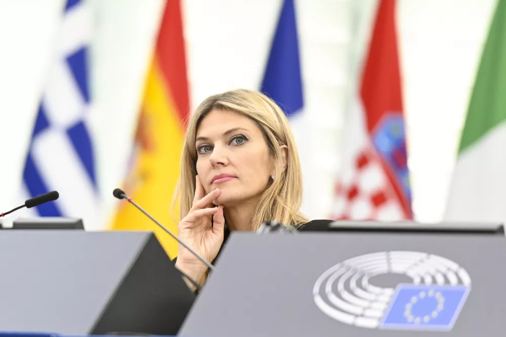 Pred izključitvijo iz EPP: SDS re&scaron;uje svoj ugled, Grimsa pozvali k odstopu