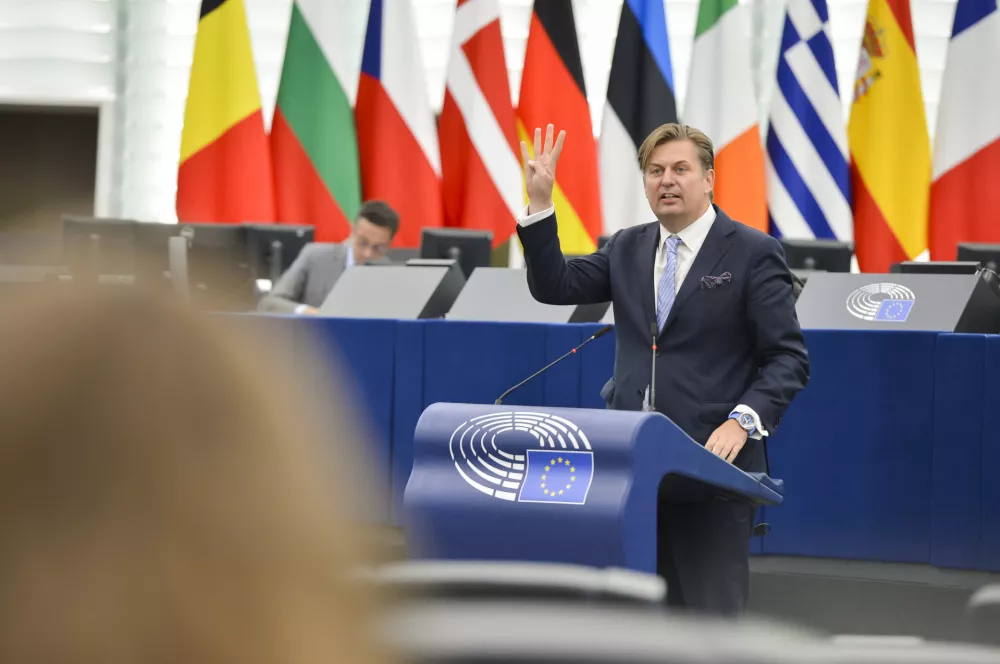 Pred izključitvijo iz EPP: SDS re&scaron;uje svoj ugled, Grimsa pozvali k odstopu