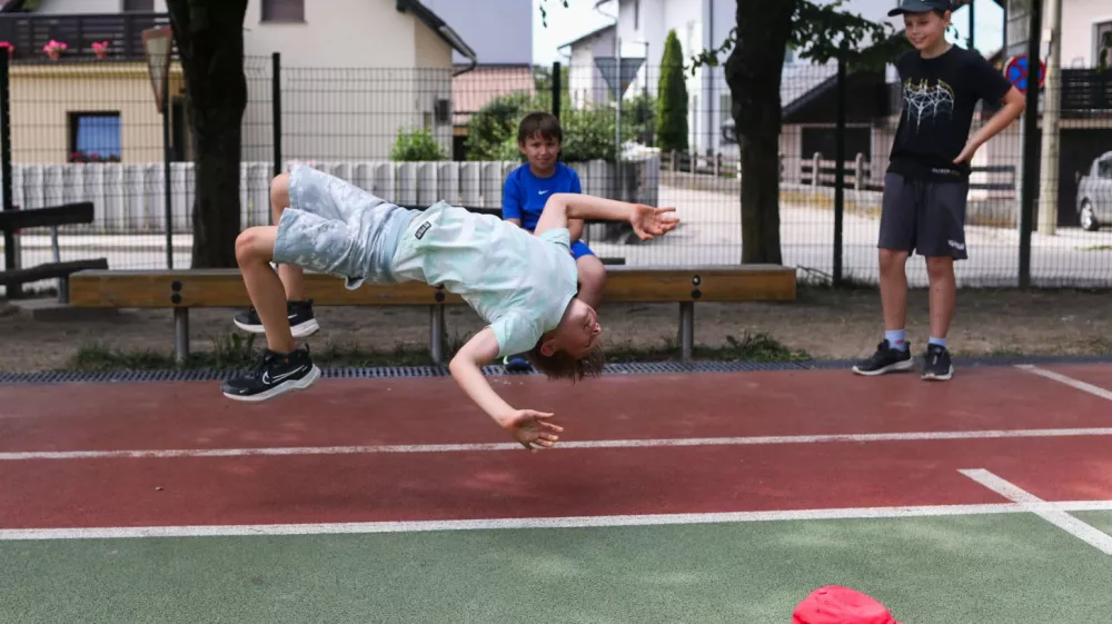 Med počitnicami so &scaron;olska igri&scaron;ča postala srce soseske