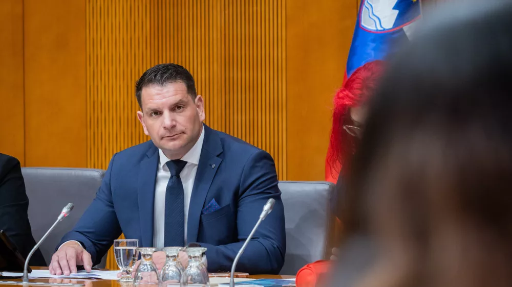 Ljubljana, DZSeja kolegija predsednika DZ o sklicu izredne seje DZ, na kateri bi na zahtevo opozicije znova poskusili z odreditvijo parlamentarnih preiskav o Black Cube in obvodnem financiranju politicnih strank.Predsednik DZ Zoran Stevanovic.