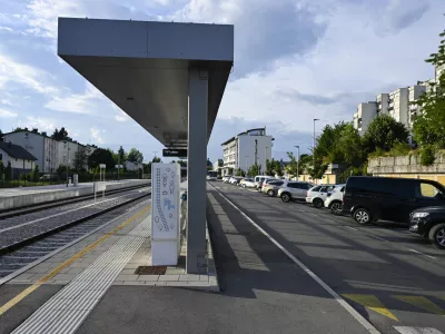 Ob domžalski železnici je pravi kaos s parkiranjem