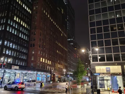 ZDA, New York.Majanje stolpnice sredi Manhattna je sprozilo evakuacije.