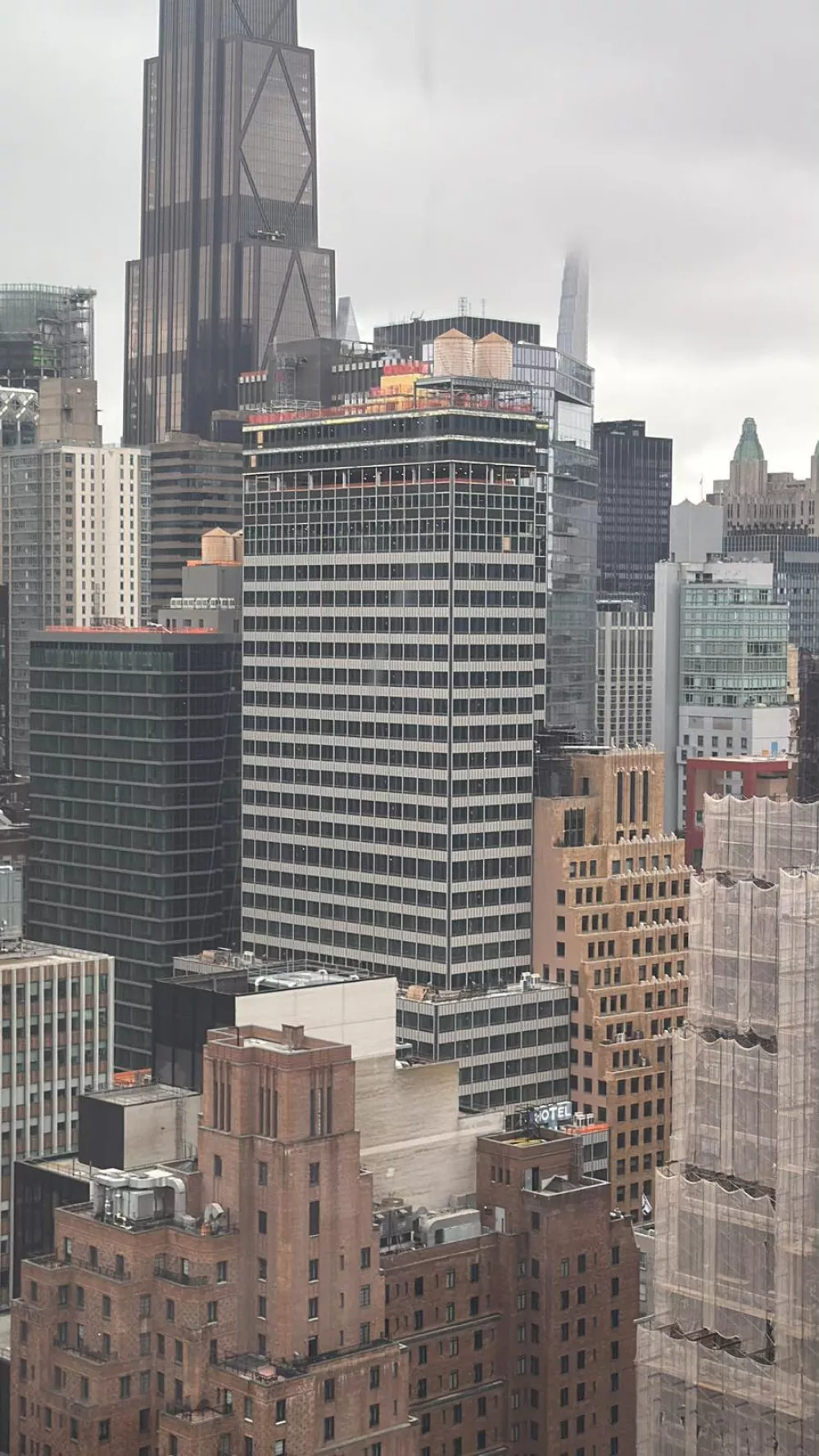 ZDA, New York.Majanje stolpnice sredi Manhattna je sprozilo evakuacije.