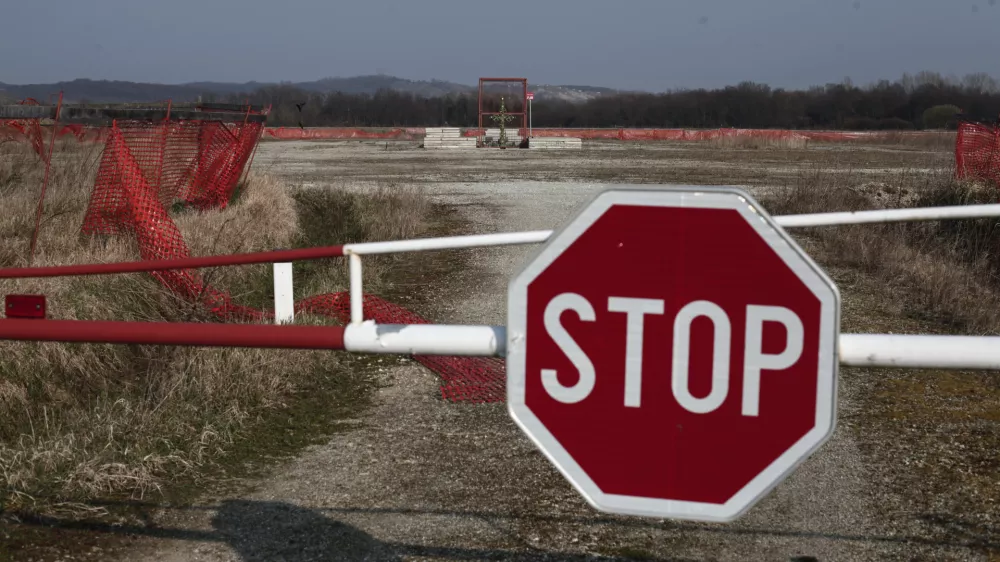 - naftno-plinsko polje Peti&scaron;ovci pri Lendavi - vrtine - črpali&scaron;če - pridobivanje plina - fracking  - 23.03.2015 Pomurje/Lendava - britanska družba za raziskovanje nafte in plina, Ascent Resources, ki v okolici Lendave že več let raziskuje nahajali&scaron;ča plina,///FOTO: Luka CjuhaOPOMBA: ZA OBJAVO V PRILOGI &ndash; DNEVNIKOV OBJEKTIV - REPORTAŽA 2015
