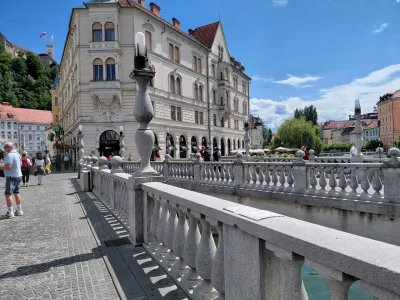 Po&scaron;kodba na Tromostovju razkriva potrebo po temeljiti obnovi Plečnikove mojstrovine. Foto: Vesna Levičnik