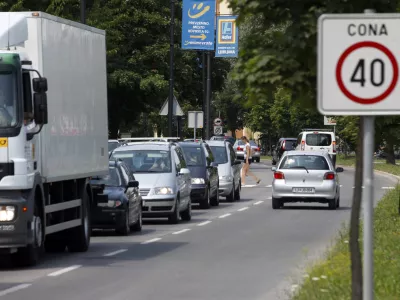 - Tbilisijska ulica - prometni znak - omejitev hitrosti 40 kilometrov na uro     //FOTO: Jaka Gasar