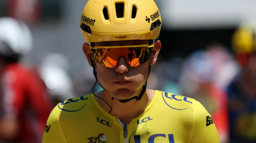 Cycling - Tour de France - Stage 5 - Lannemezan to Pau - Lannemezan, France - July 8, 2026 Uno-X Mobility's Torstein Traeen wearing the yellow jersey before the start of stage 5 REUTERS/Gonzalo Fuentes