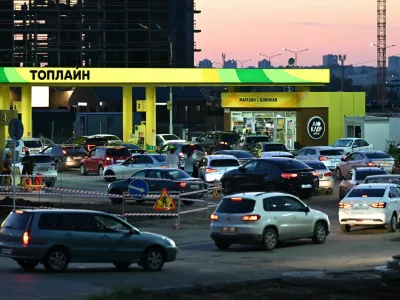 Vehicles queue to refuel at a gasoline pump in the Siberian city of Omsk, Russia, July 6, 2026. REUTERS/Alexey Malgavko